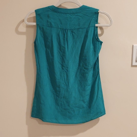 Sleeveless Banana Republic Blouse - Picture 4 of 4